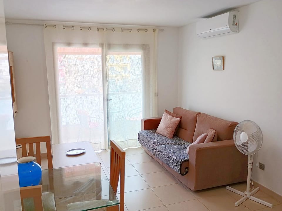 Bed, Living room, Photo of the whole room, Seating area, air conditioner