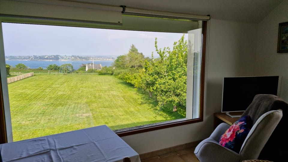 Natural landscape, Garden, TV and multimedia, View (from property/room), Seating area, Dining area, Garden view, Sea view