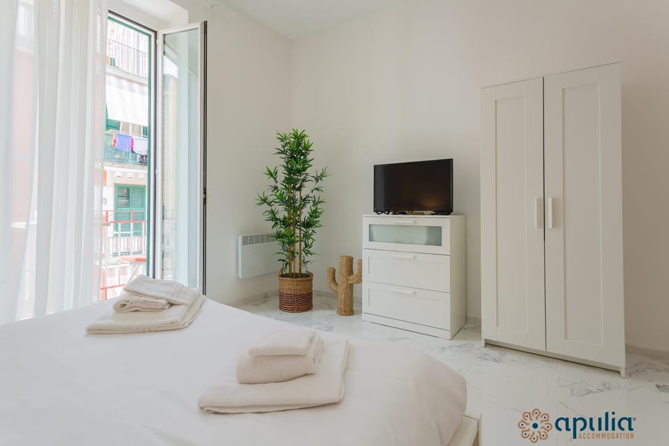 Bed, TV and multimedia, Photo of the whole room, Bedroom, towels, wardrobe
