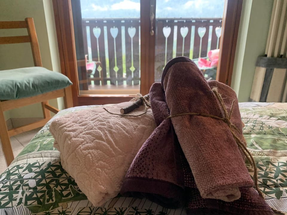 Bed, Bedroom, towels