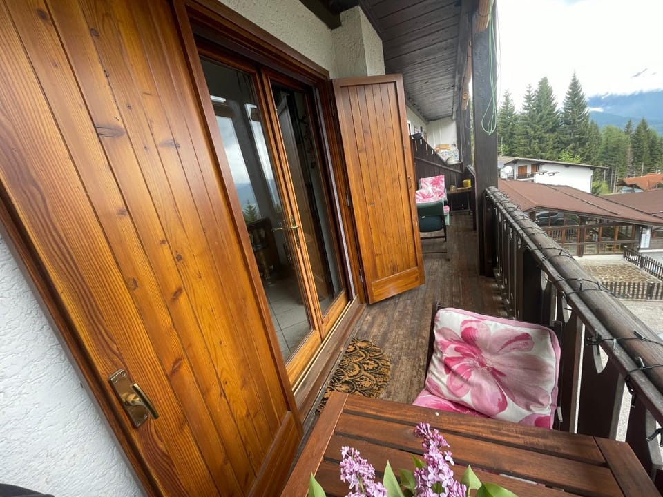 View (from property/room), Balcony/Terrace, Mountain view