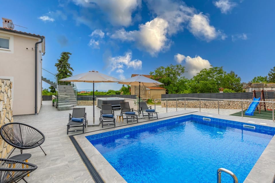 Day, Pool view, Swimming pool, sunbed