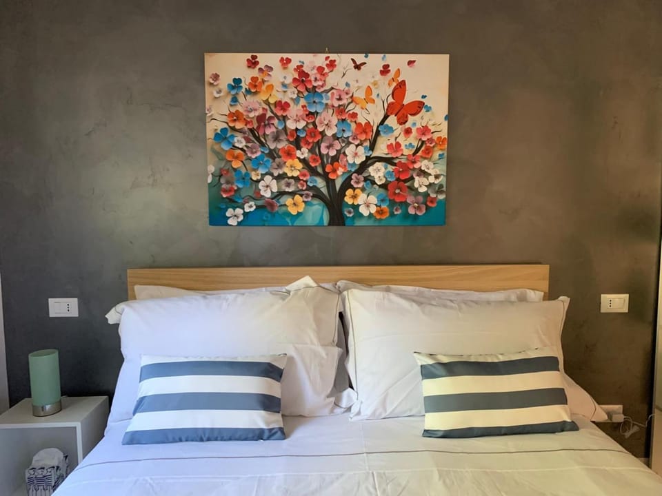 Bed, Photo of the whole room, Decorative detail, Bedroom