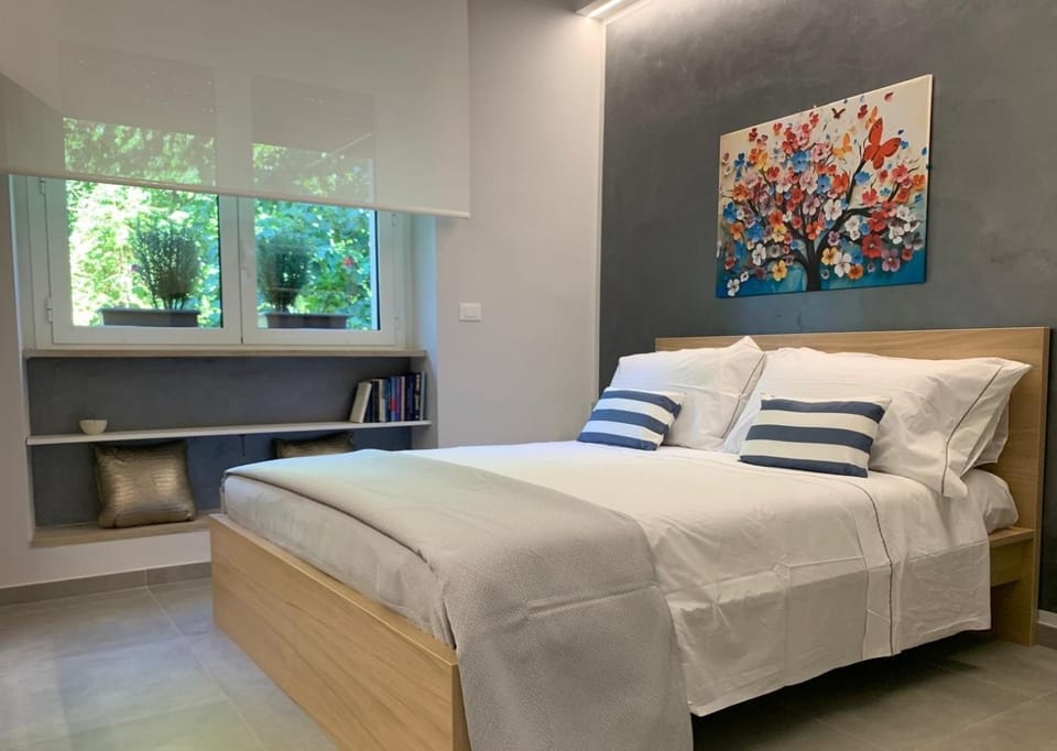 Bed, Library, Photo of the whole room, Bedroom, Quiet street view