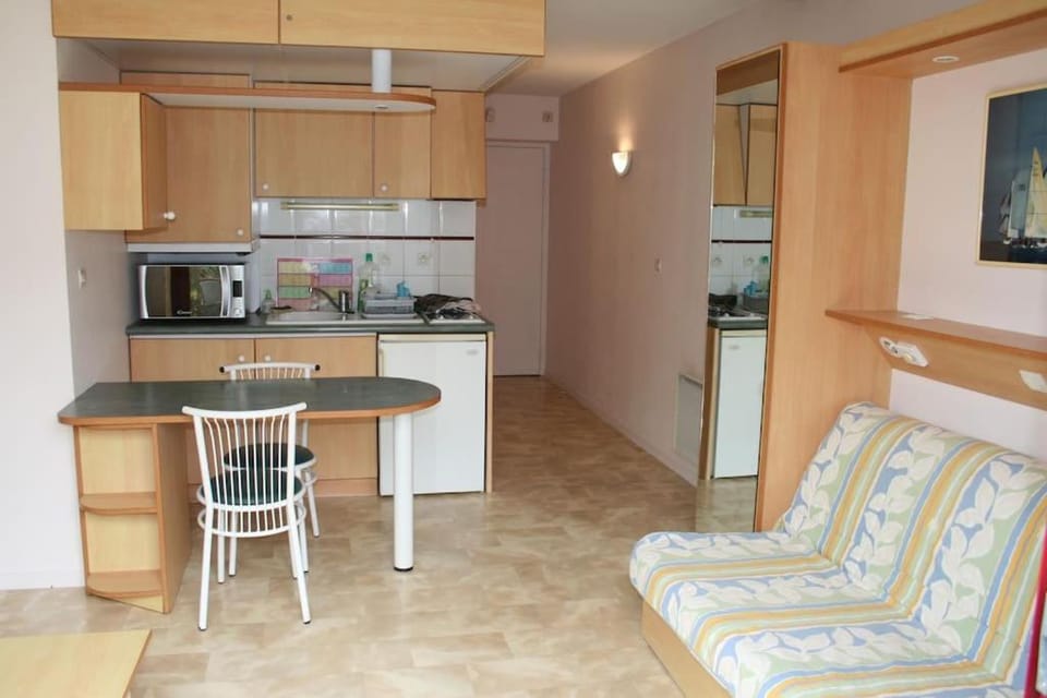 Studio + piscine+ parking privé. Quartier Minimes Apartment in La Rochelle