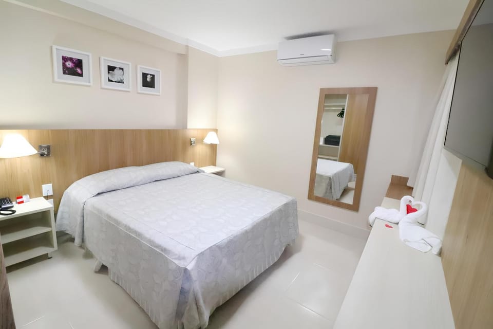 Bed, TV and multimedia, Photo of the whole room, Bedroom, towels, wardrobe, air conditioner