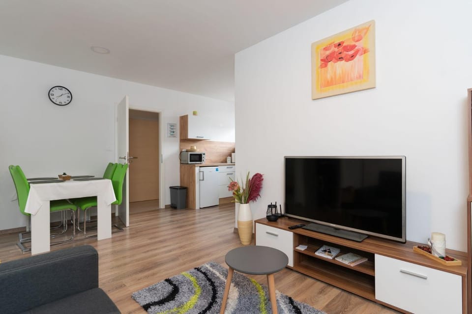 Communal lounge/ TV room, TV and multimedia, Kitchen or kitchenette, Living room, Seating area