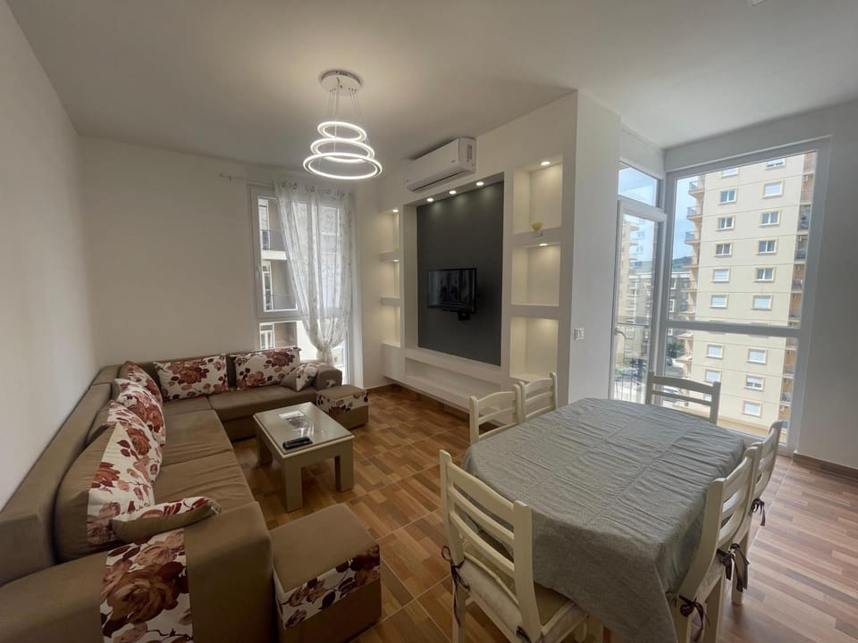 Day, TV and multimedia, Living room, Dining area, air conditioner