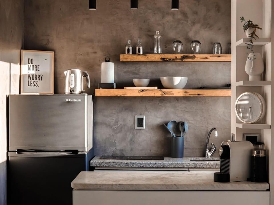 Coffee/tea facilities, Kitchen or kitchenette, stove, kitchen
