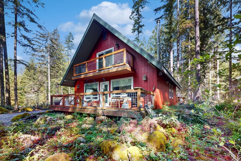 Wooded-View Decks: Family Cabin Retreat in Deming Cabin in Washington