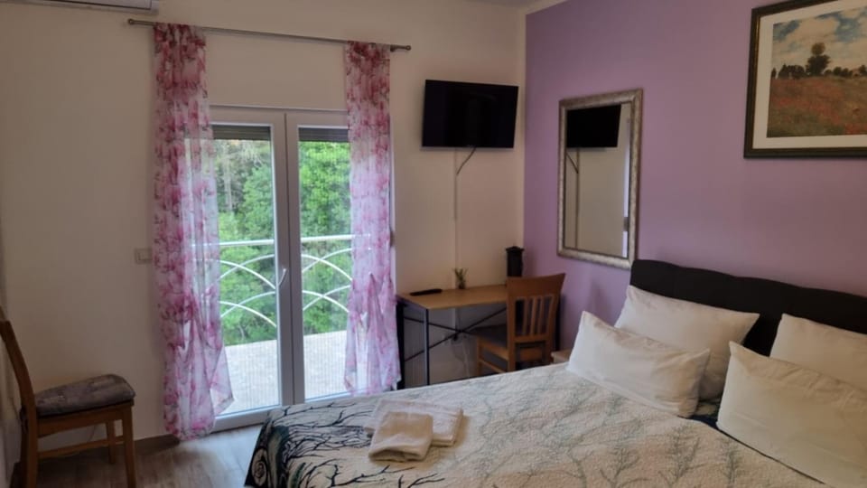 Bed, TV and multimedia, Balcony/Terrace, Photo of the whole room, Bedroom, towels