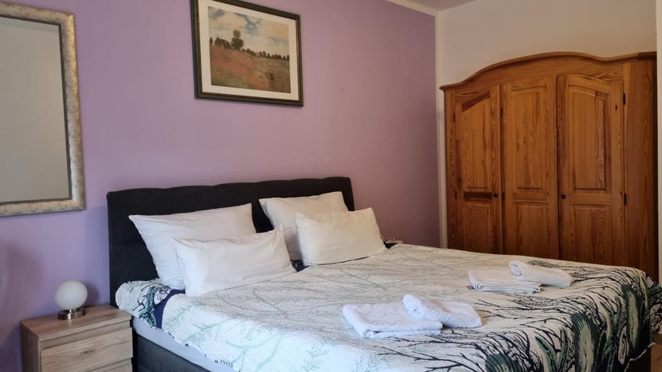 Bed, Photo of the whole room, Bedroom, wardrobe
