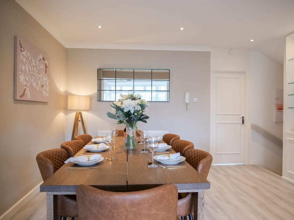 Large 6 bedroom Residence Retreat in Holland Park House in City of Westminster