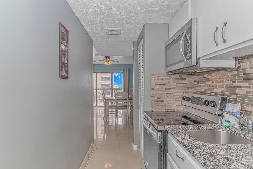 Spacious Ocean View 1 Bedroom Condo- Sleeps 8! 6042 House in Myrtle Beach