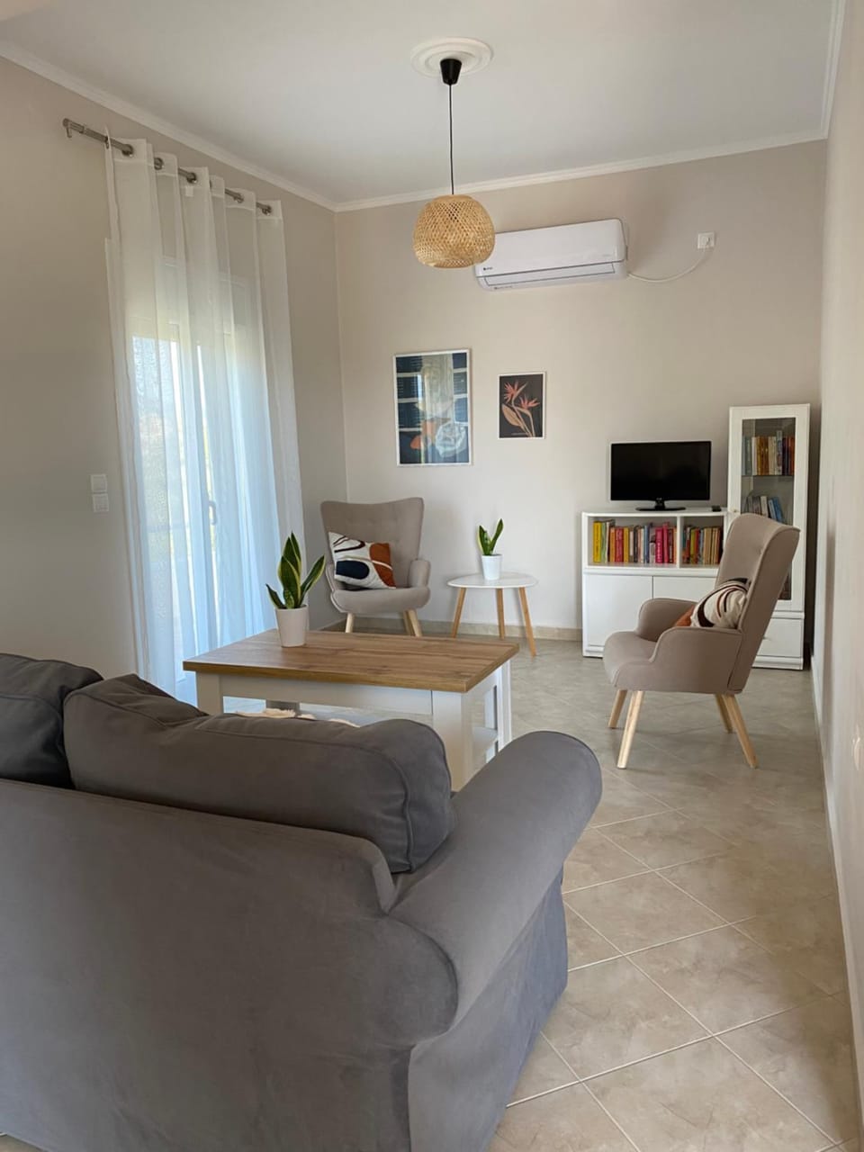 Library, TV and multimedia, Living room, Seating area, air conditioner