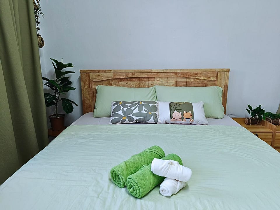 Bed, Photo of the whole room, Bedroom, towels