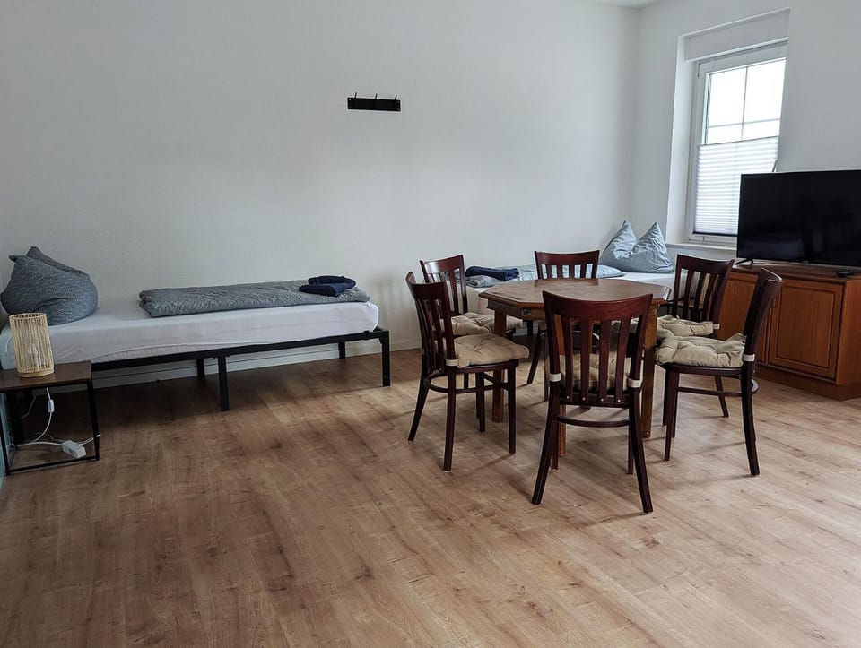 Bed, TV and multimedia, Living room, Seating area, Dining area, Bedroom
