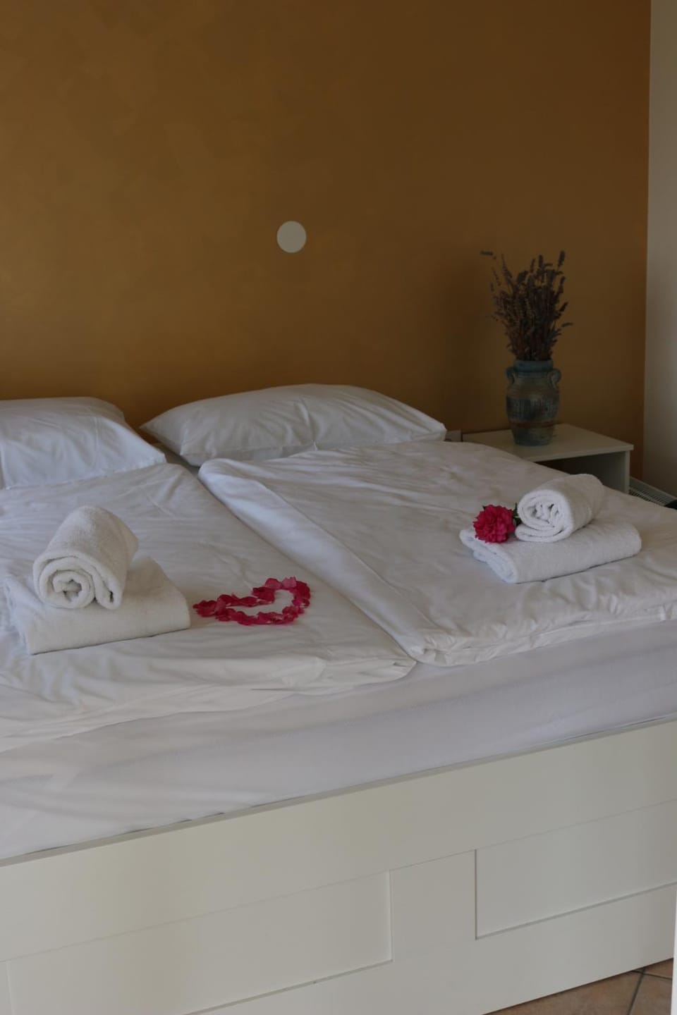 Bed, Bedroom, towels