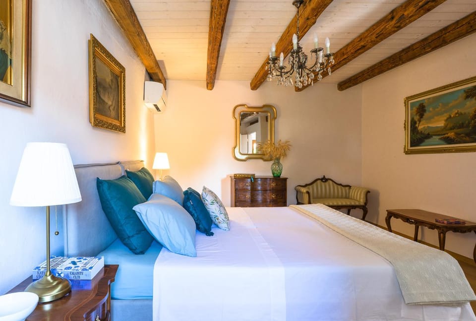Bed, Photo of the whole room, Seating area, Bedroom