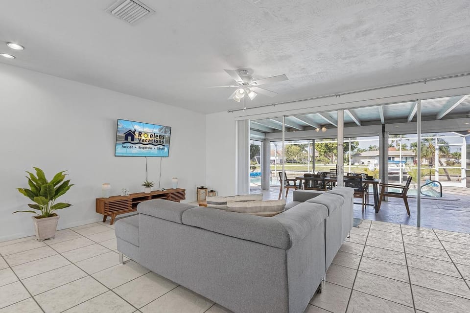 Gulf Access, Canal View, Heated Pool and Hot Tub - Barefeet Retreat- Roelens Vacations House in Cape Coral