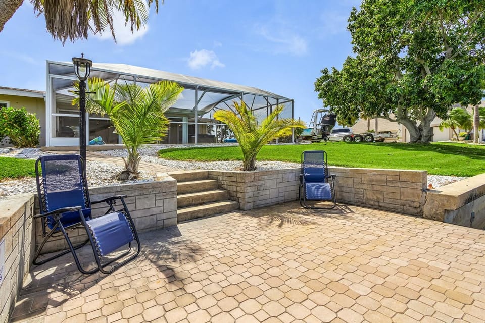 Gulf Access, Canal View, Heated Pool and Hot Tub - Barefeet Retreat- Roelens Vacations House in Cape Coral