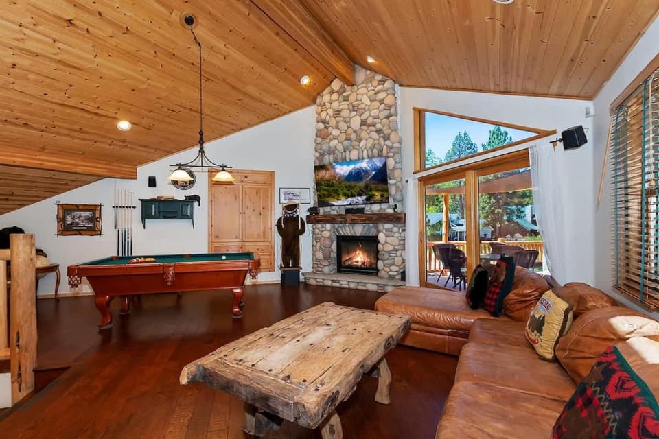 Fox Lake Cabin Lake View, Spa and Pool Table Cabin in Big Bear