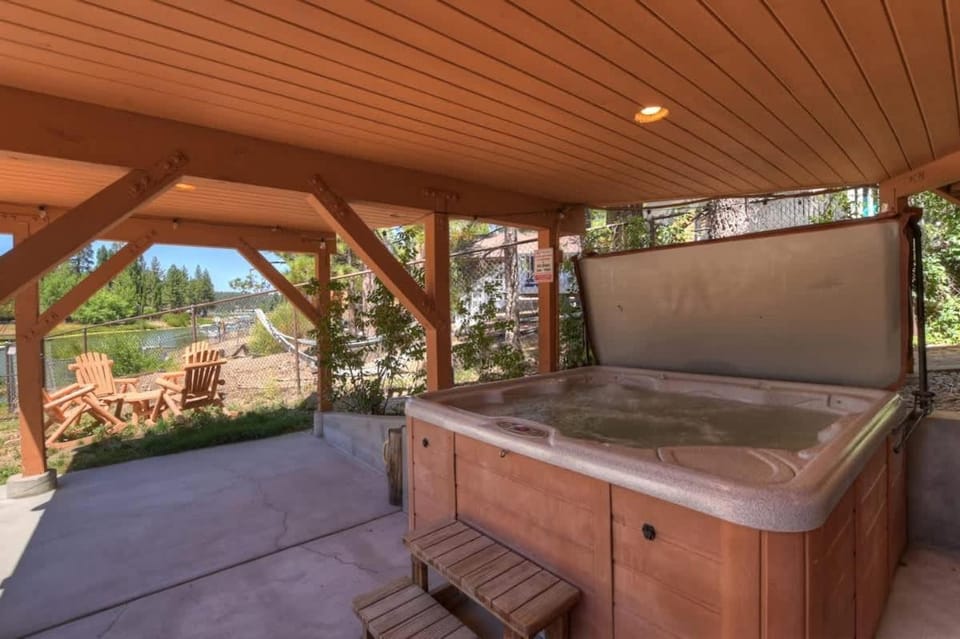 Fox Lake Cabin Lake View, Spa and Pool Table Cabin in Big Bear