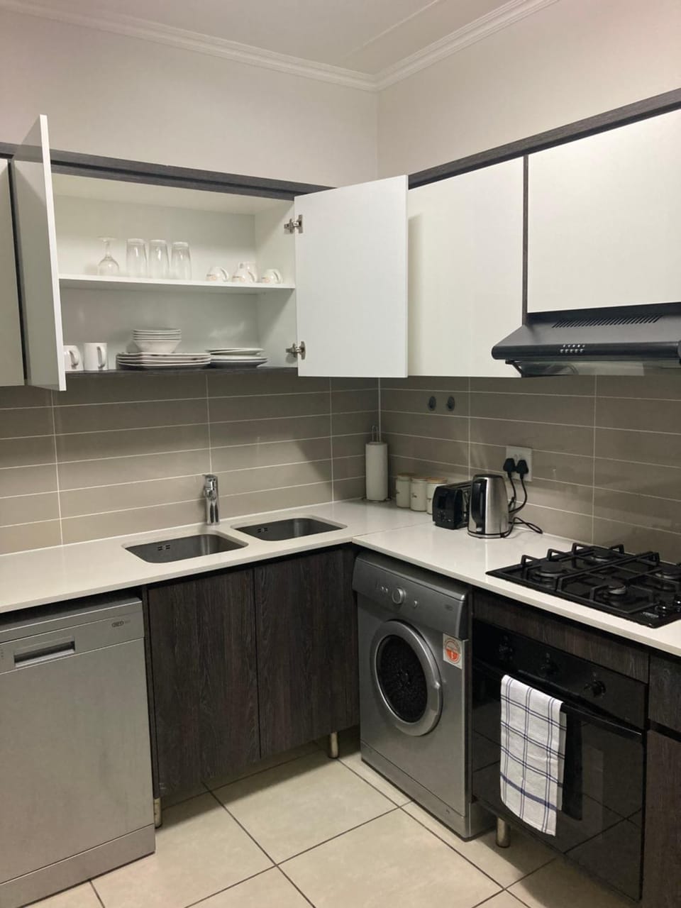 Kitchen or kitchenette, dishwasher, minibar, stove, dryer