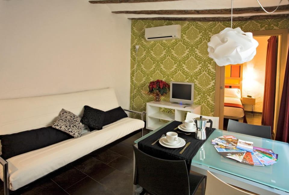TV and multimedia, Living room, Dining area