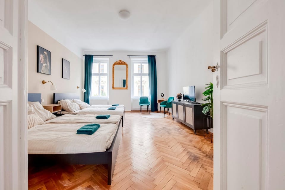 Bed, TV and multimedia, Living room, Photo of the whole room, Seating area, Bedroom
