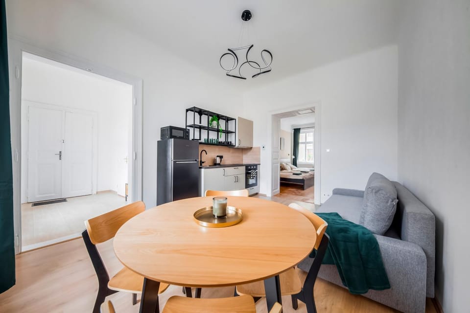 Kitchen or kitchenette, Living room, Seating area, Dining area