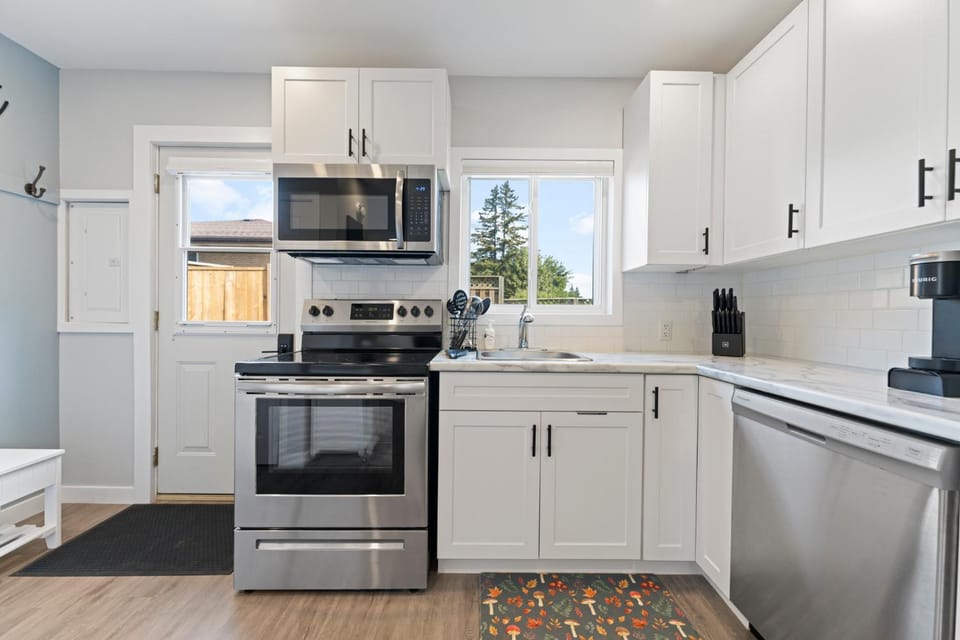 Kitchen or kitchenette, dishwasher, minibar, oven, pet friendly, stove, toaster