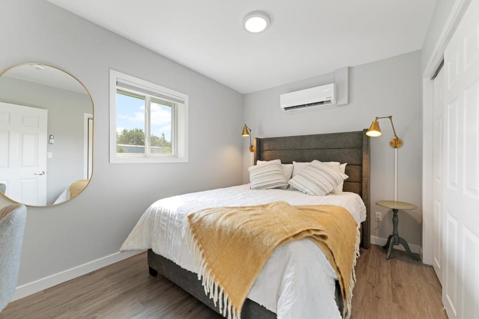 Bed, Photo of the whole room, Bedroom, air conditioner