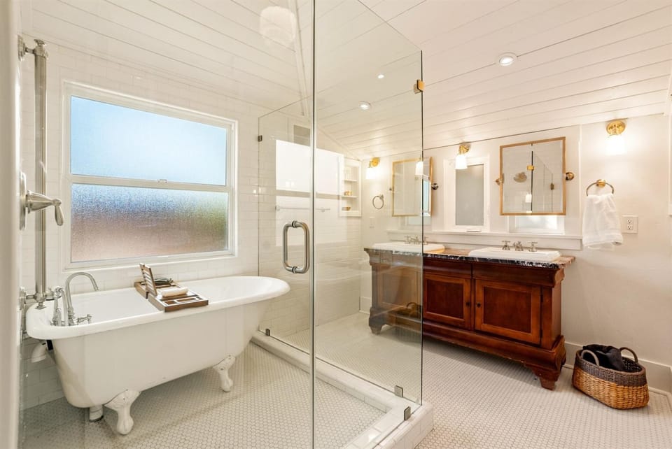 Luxury Paso Bungalow Hot Tub & EV Charger House in Paso Robles