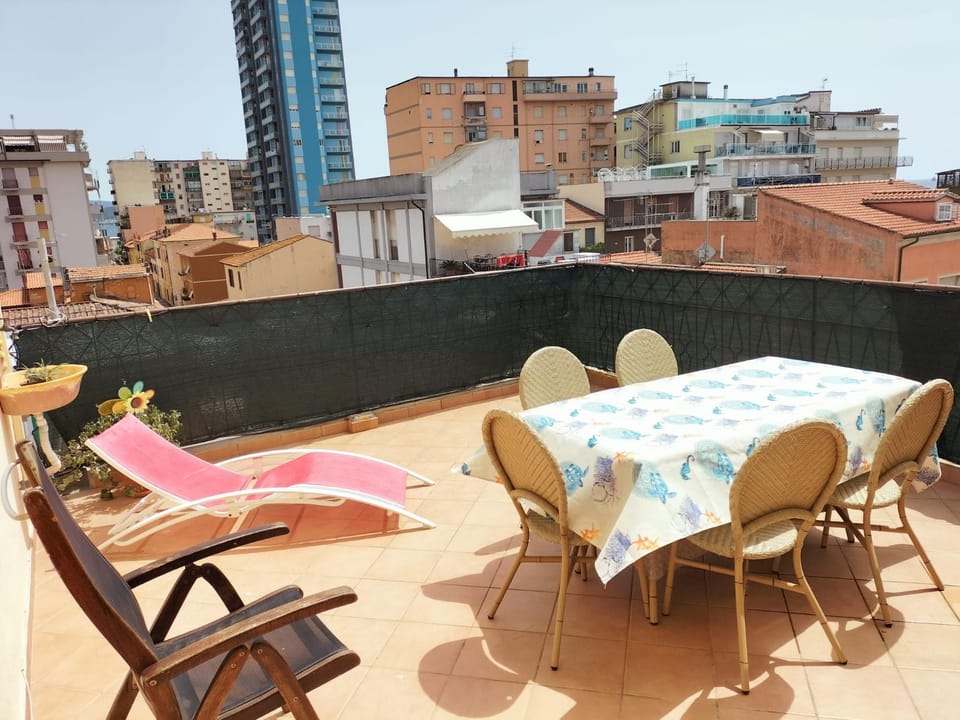 Property building, Patio, Day, View (from property/room), Balcony/Terrace, Seating area, Dining area, City view, Sea view, Breakfast, Lunch, sunbed