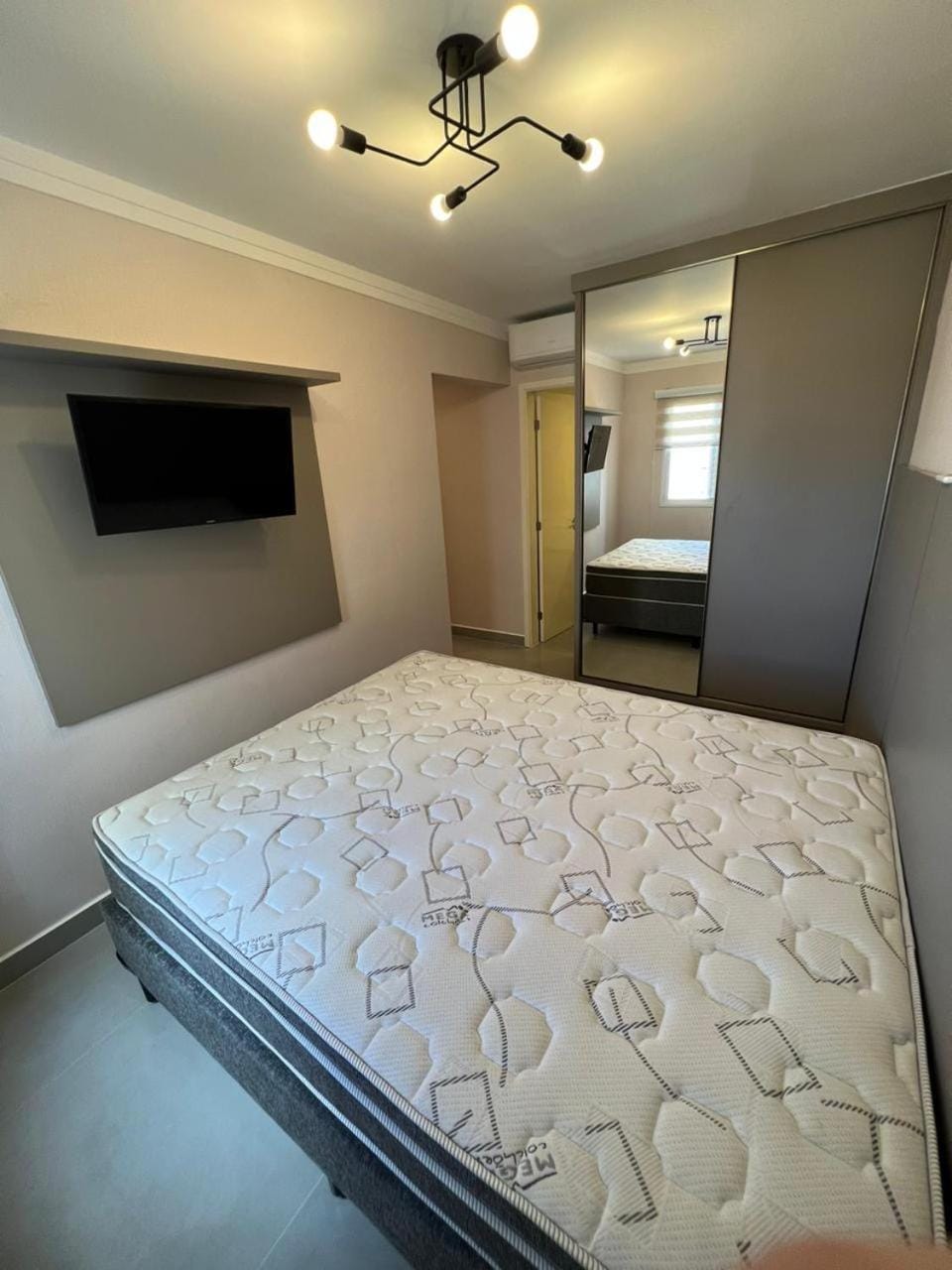 Bed, TV and multimedia, Photo of the whole room, Bedroom