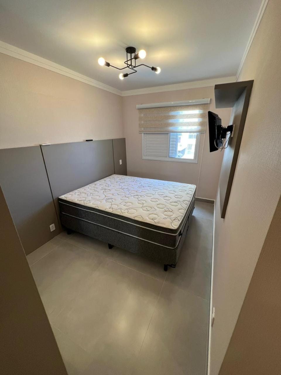 Bed, TV and multimedia, Photo of the whole room, Bedroom