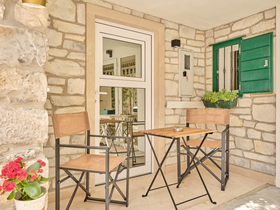 Patio, Day, Balcony/Terrace