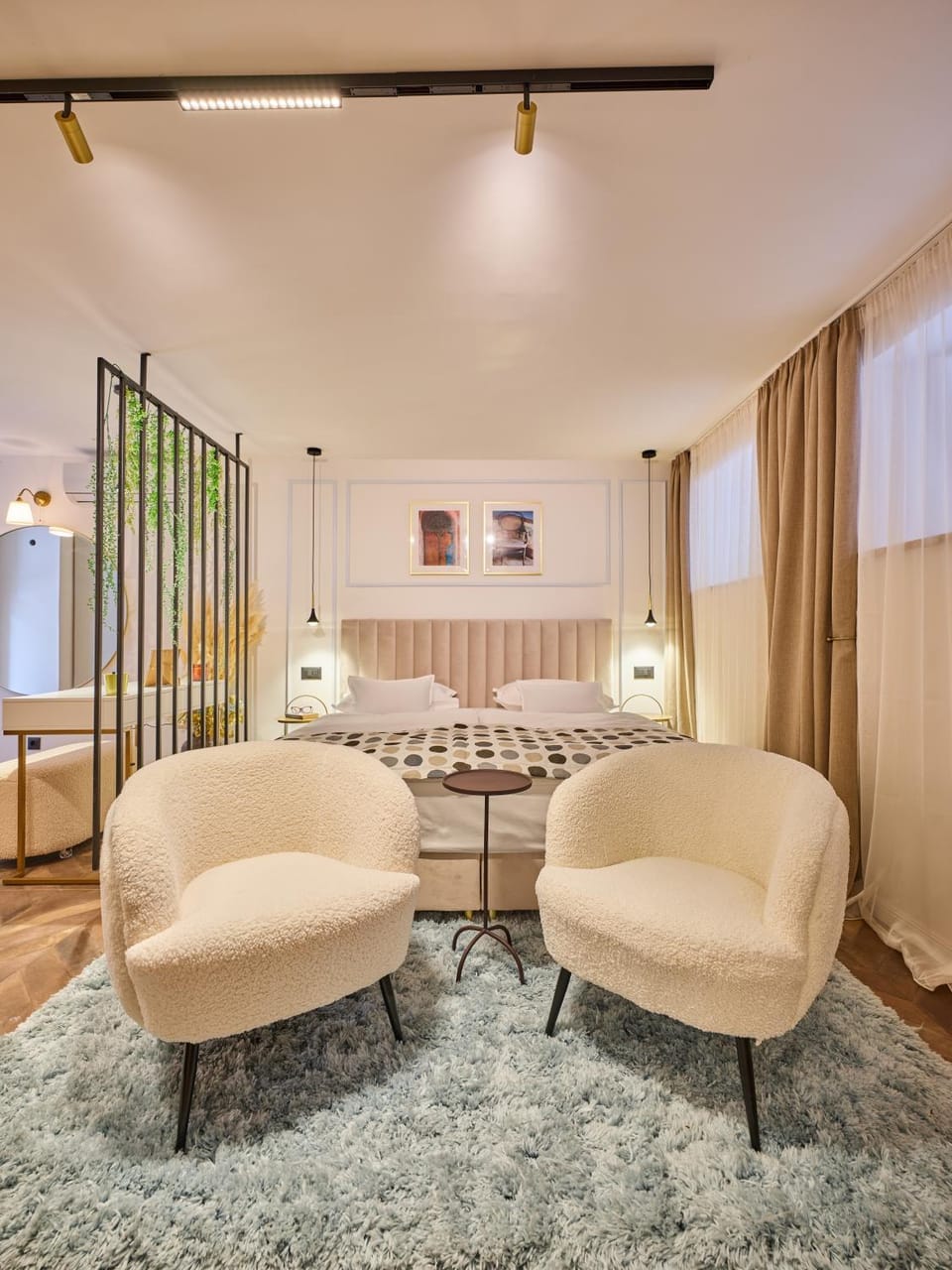 Bed, Seating area