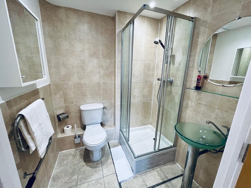Shower, Toilet, towels
