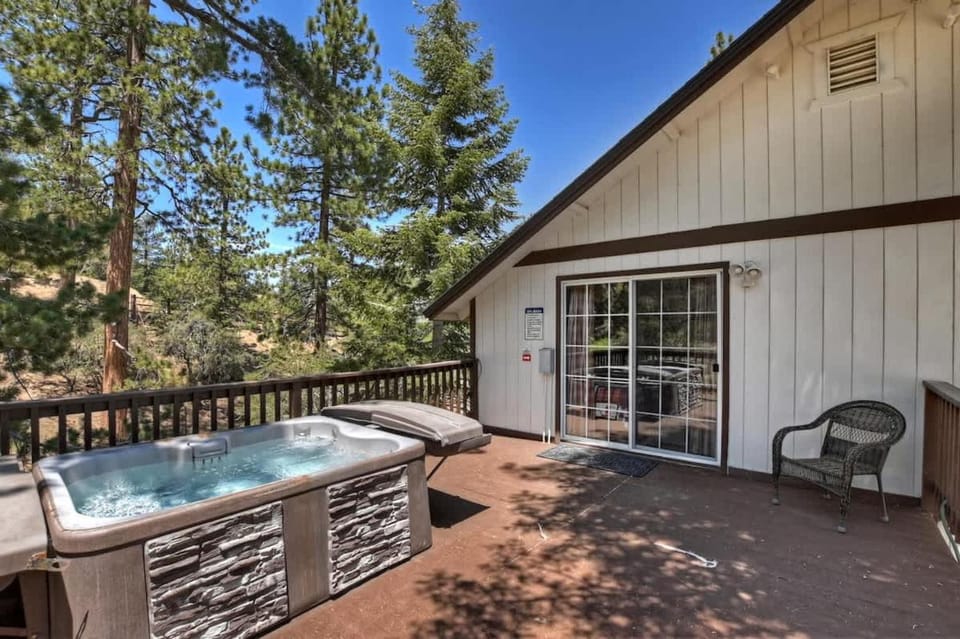 Skyhigh Chalet Spa Near The Village & Lake House in Big Bear