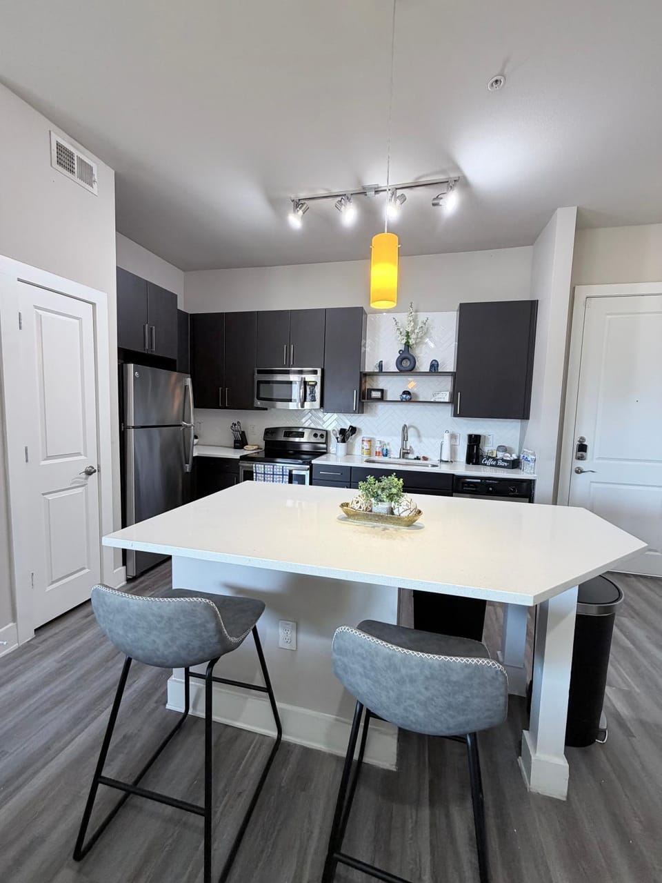 Kitchen or kitchenette, Dining area, oven