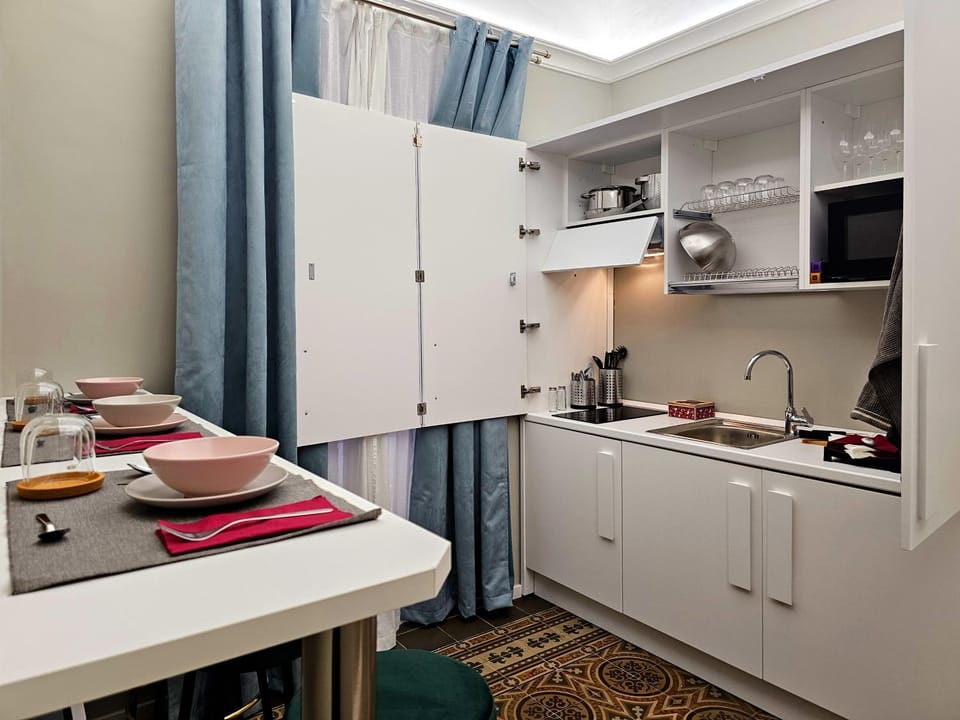 Kitchen or kitchenette, minibar, oven, stove, wardrobe