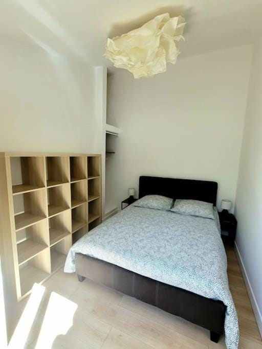 Photo of the whole room, Bedroom