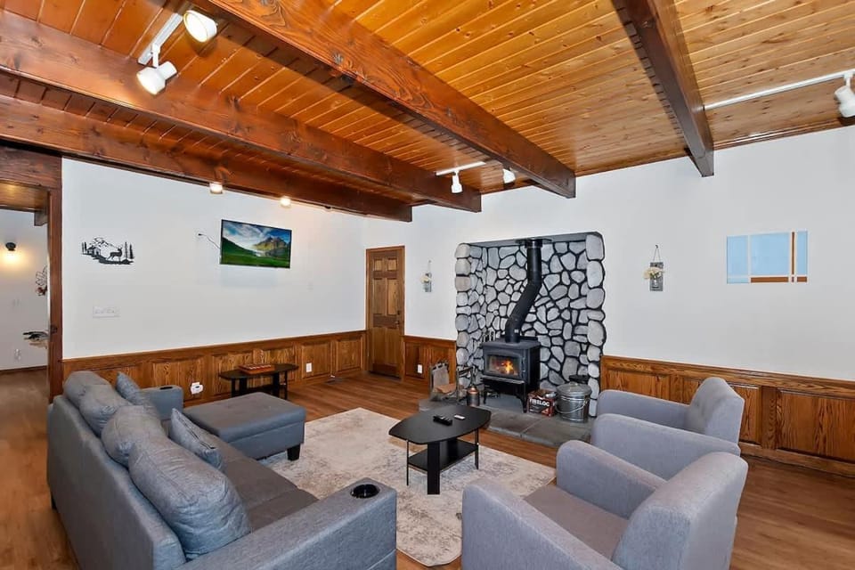 Family Fun Getaway, Ping Pong & Foosball House in Big Bear