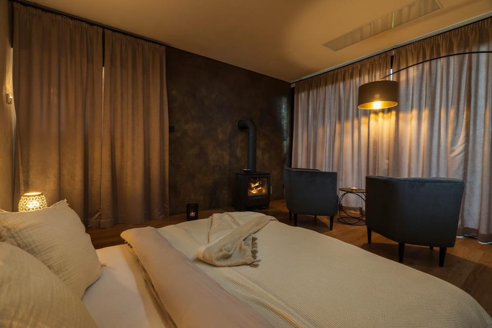 Bed, Living room, Photo of the whole room, Seating area, Bedroom