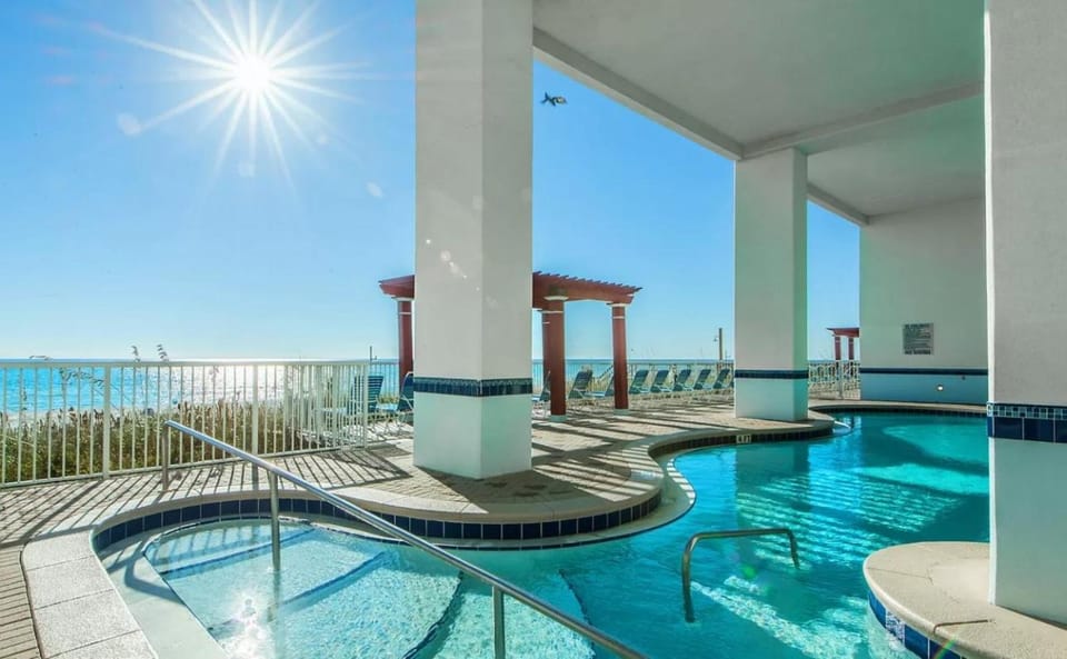 Beachfront Unit-Majestic Beach Resort Apartment in Long Beach