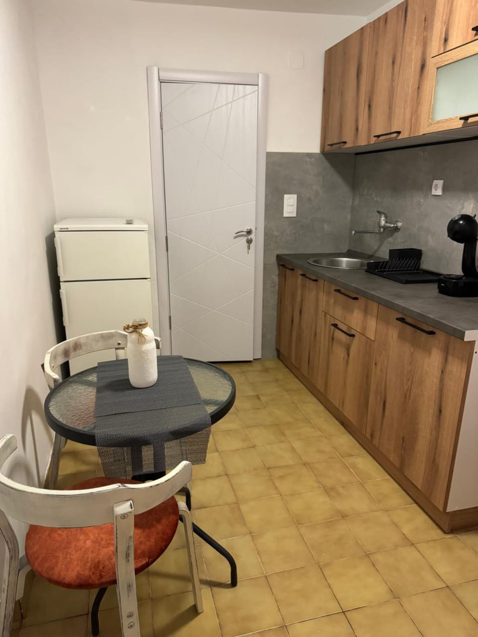 Coffee/tea facilities, Kitchen or kitchenette, Dining area, stove