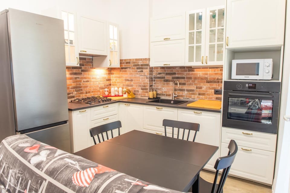 Kitchen or kitchenette, Dining area, oven, stove