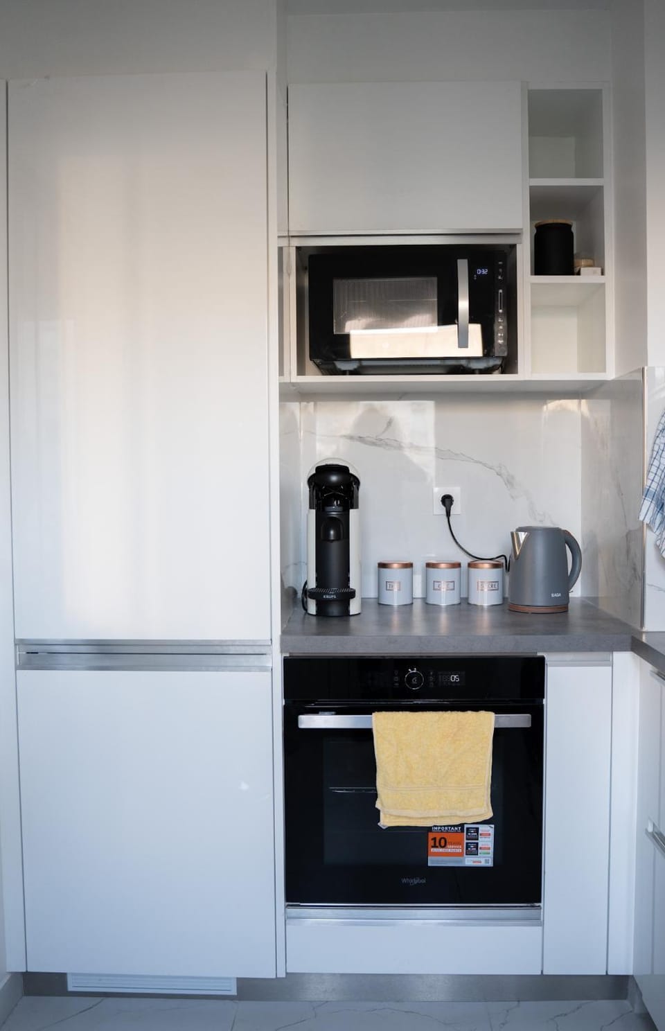 Coffee/tea facilities, Kitchen or kitchenette, stove